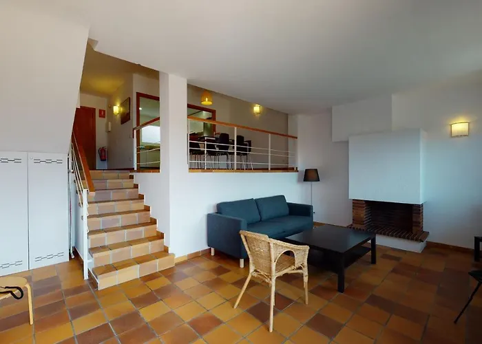 Mar Menuda By Reymar Villa